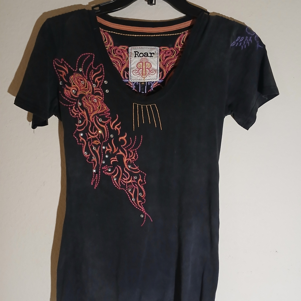 Roar Fitted Short Sleeve Black Tee w/ Pink And Orange Graphic Embroidery Size M